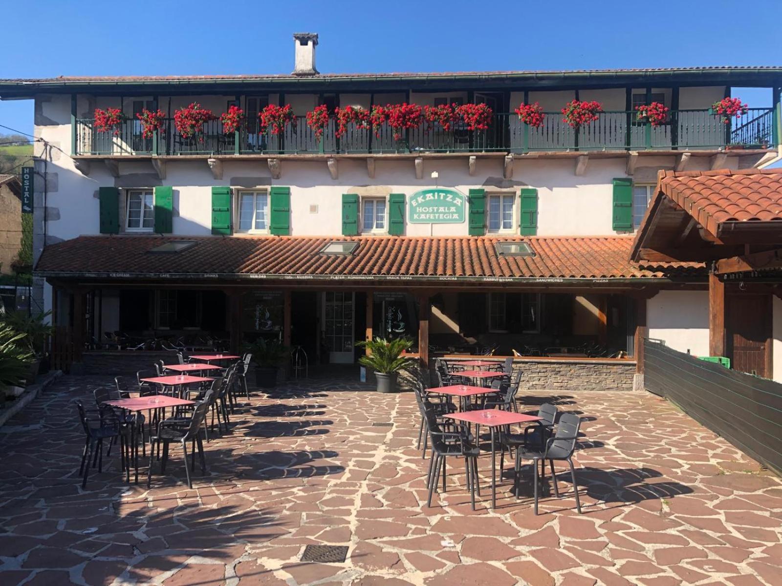 Hotel Hostal Ekaitza à Lesaka Extérieur photo